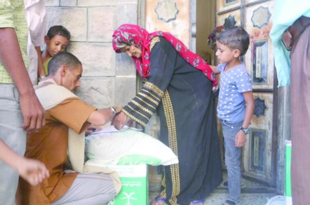 أسرة يمنية بتعز تتسلم مساعدات غذائية من مركز الملك سلمان (واس)