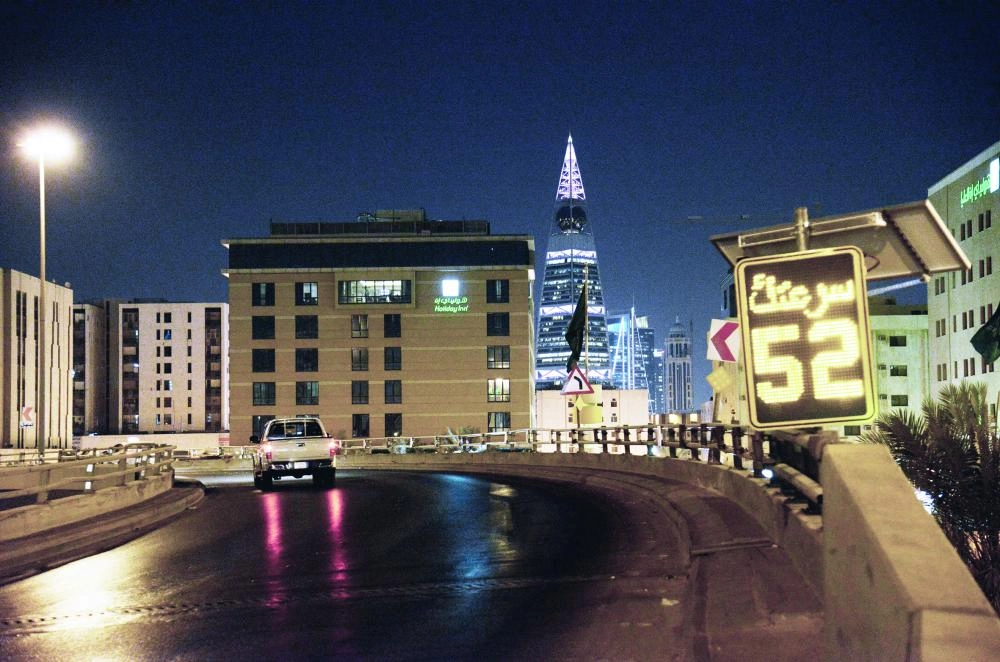 لوحات إرشادية وضعتها هيئة النقل لتنبيه السائقين (واس)