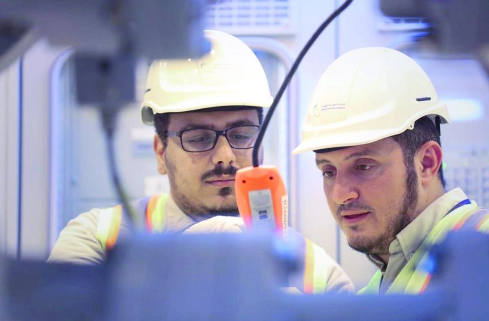 






فنيان أثناء التأكد من عدادات كهرباء                       (مكة)