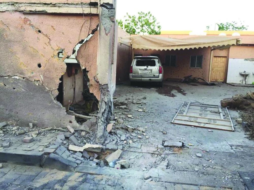 جدران منزل تأثرت بمقذوفات حوثية في نجران (واس)