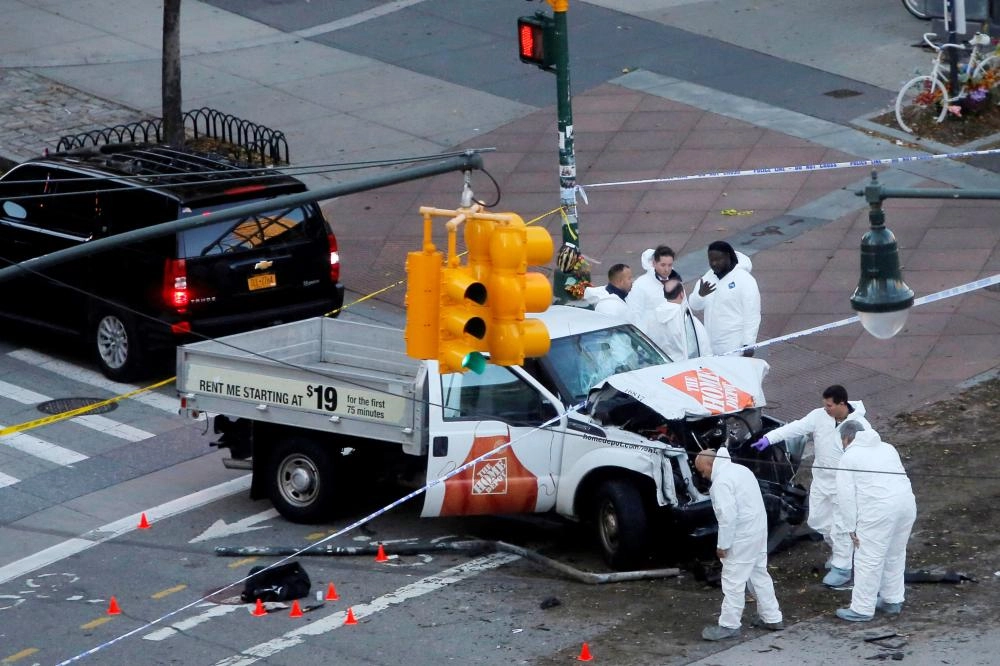 الشرطة تفحص الشاحنة المستخدمة في عملية الدهس (رويترز)