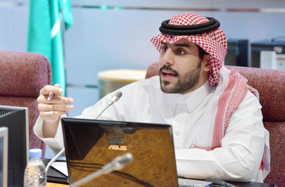 العتيبي يتحدث في اللقاء (مكة)