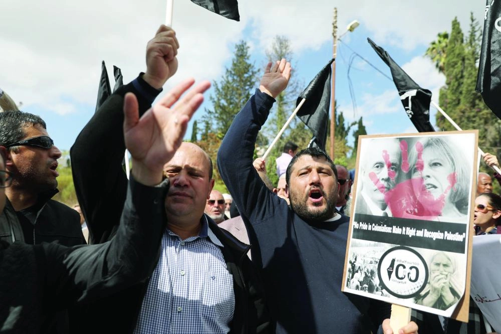 






متظاهرون فلسطينيون ينددون بوعد بلفور                     (رويترز)