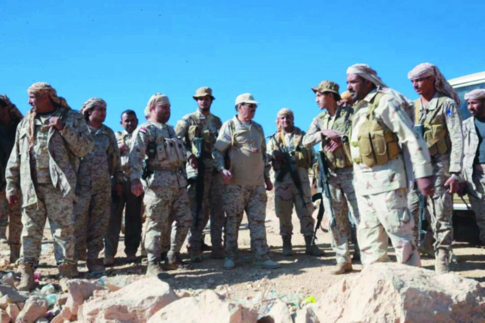 نائب الرئيس اليمني خلال زيارته جبهة نهم شرق صنعاء  (مكة)