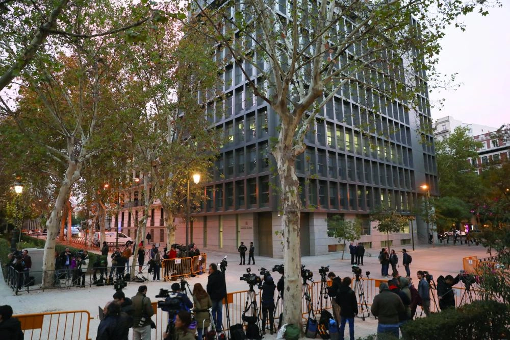 






صحفيون خارج المحكمة بانتظار الوزراء المقالين (رويترز)