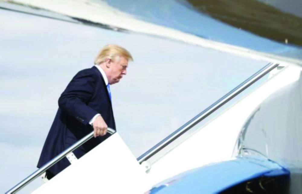 دونالد ترمب على سلم الطائرة في رحلة سابقة (الوكالات)