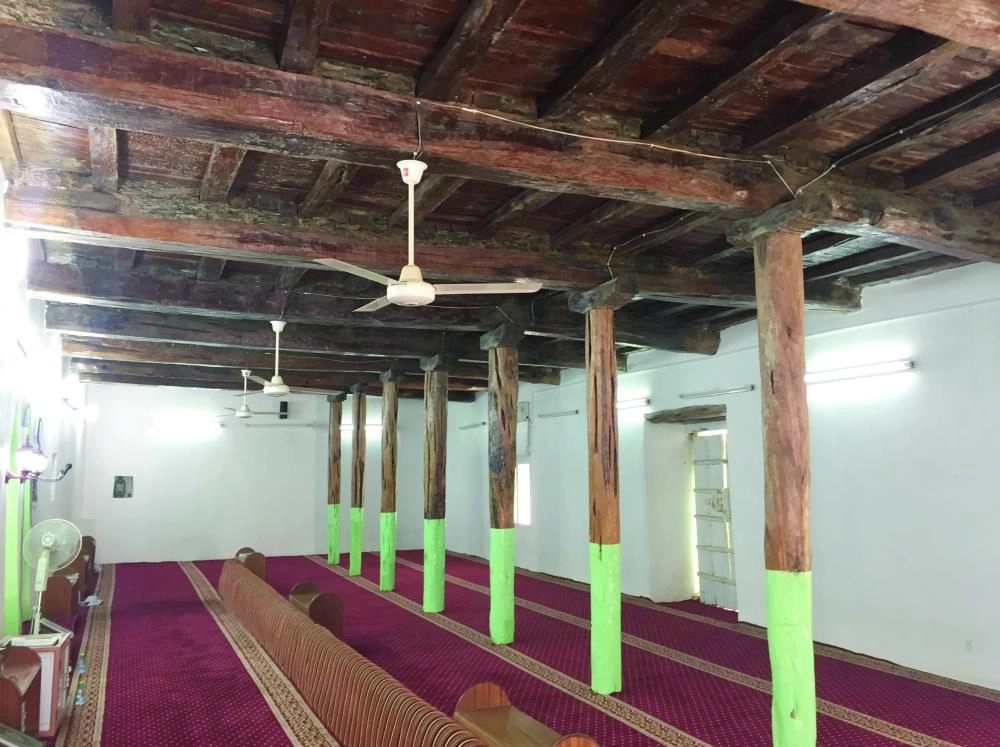 سقف وأعمدة خشبية بأحد مساجد عسير القديمة (واس)