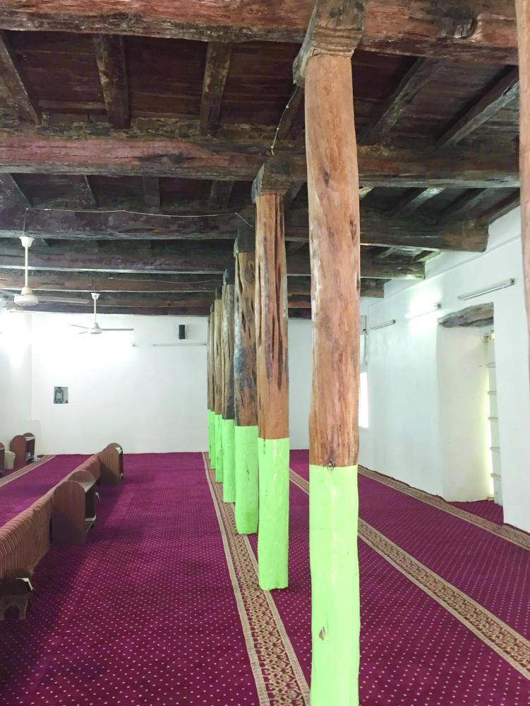 






أعمدة خشبية بأحد مساجد عسير التاريخية                (واس)