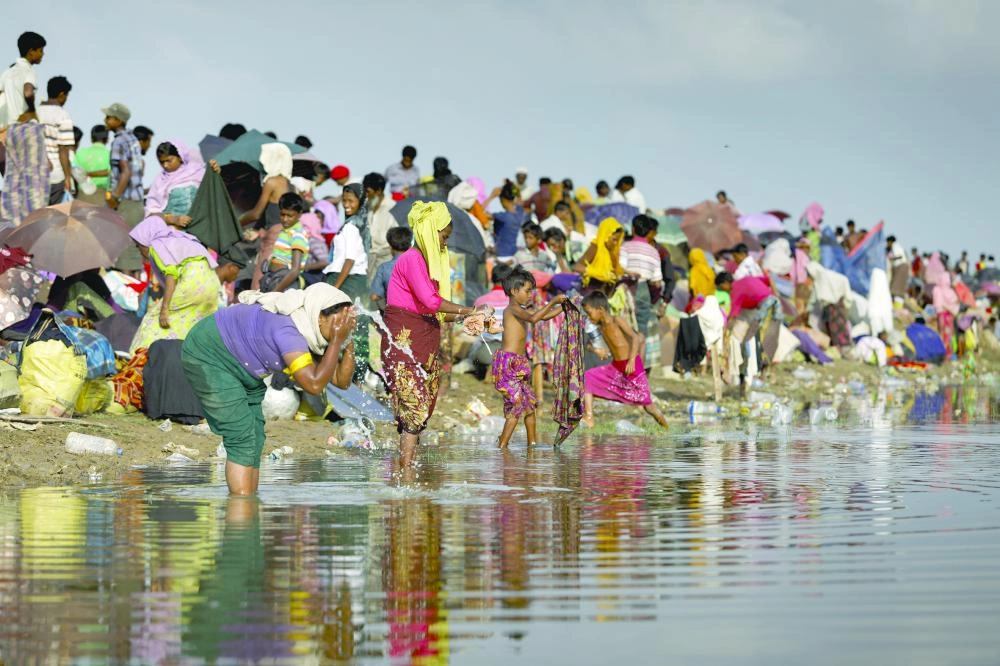 



روهينجيون هاربون من ميانمار في طريقهم إلى بنجلاديش                                      (د ب أ)