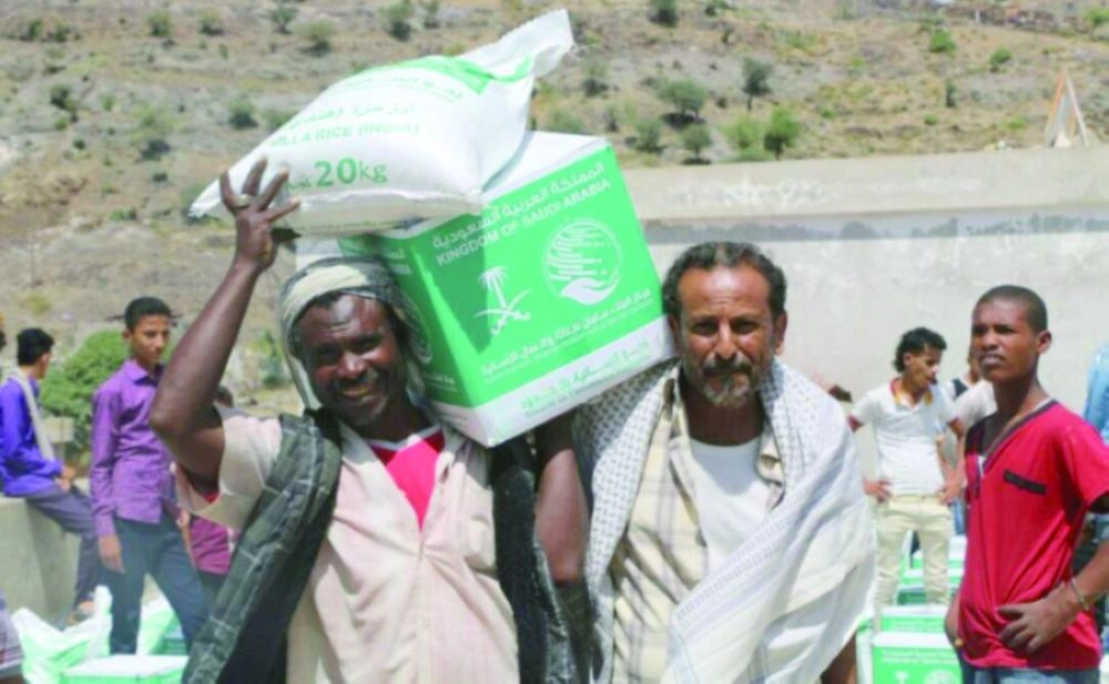 يمنيون يتسلمون مساعدات غذائية من مركز الملك سلمان في مديرية الشمايتين بتعز                                                                              (واس)