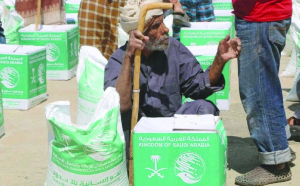 يمنيون يتسلمون مساعدات غذائية من مركز الملك سلمان في مديرية الشمايتين بتعز                                                                              (واس)