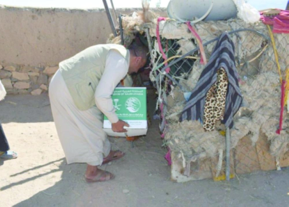 يمنيون يتسلمون مساعدات غذائية من مركز الملك سلمان في مديرية الشمايتين بتعز                                                                              (واس)