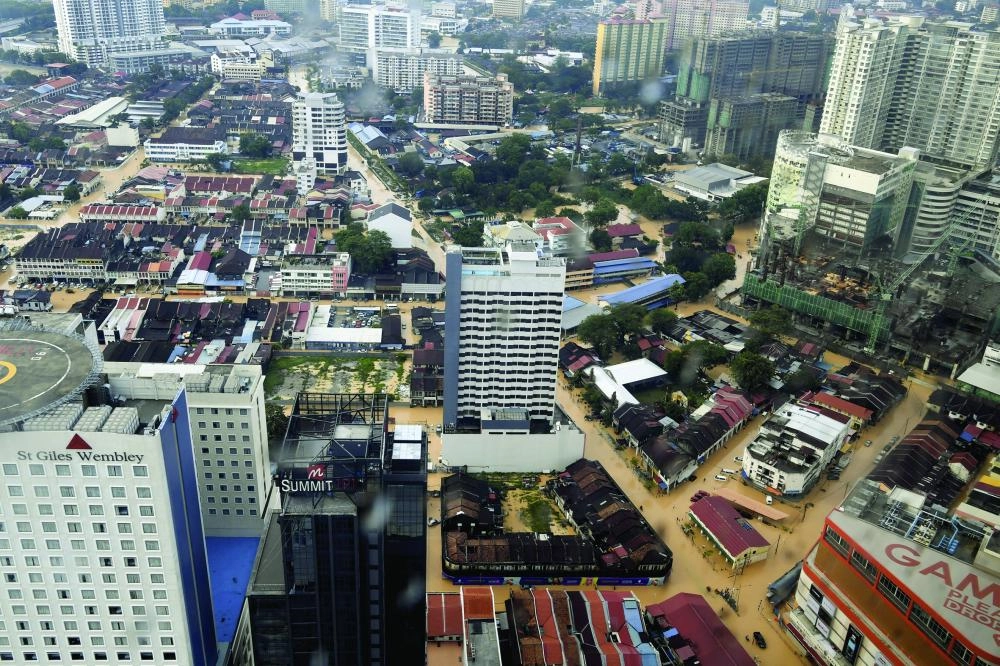 






الفيضانات اجتاحت ولاية بينانج الماليزية                                                        (د ب أ)