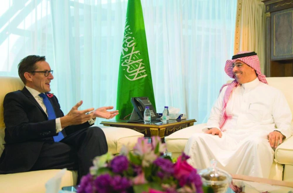 العواد خلال استقباله السيناتور إيان جورست      (واس)