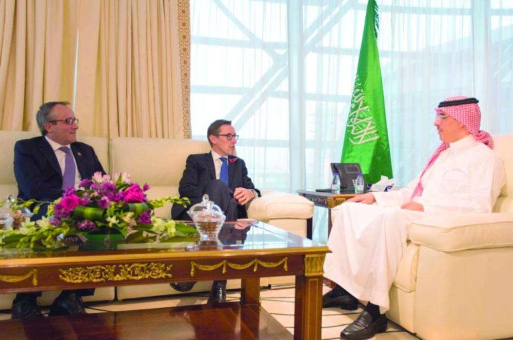 العواد خلال استقباله السيناتور إيان جورست      (واس)