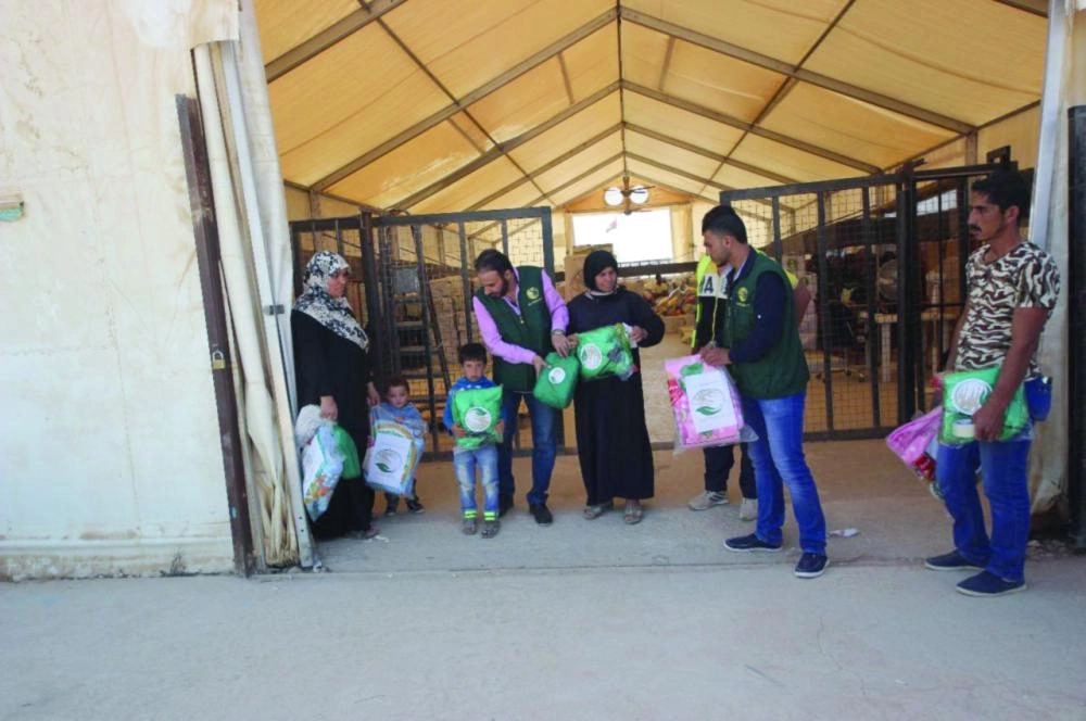 






سوريون يتسلمون مستلزمات شتوية                 (واس)