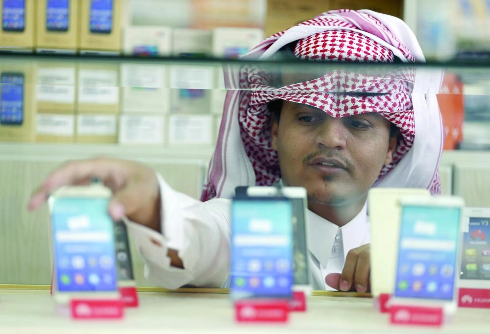 






سعودي يعمل في أحد محلات الجوالات                                                                         (مكة)