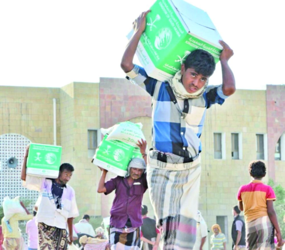 






يمنيون في المخا يحملون سلالا غذائية من مركز الملك سلمان                                          (واس)