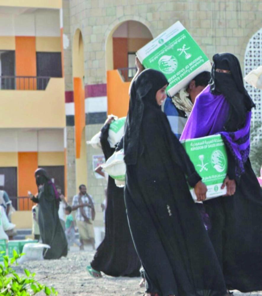 






يمنيات يحملن سلالا غذائية من مركز الملك سلمان