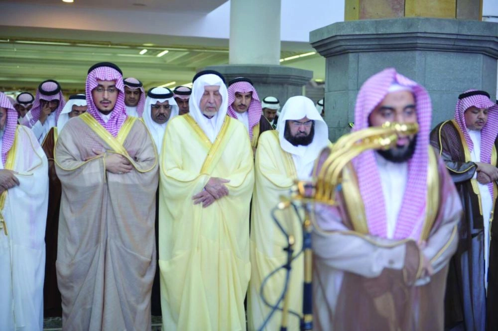 






 خالد الفيصل يؤدي صلاة الاستسقاء في المسجد الحرام بمكة أمس                 (ياسر بخش)