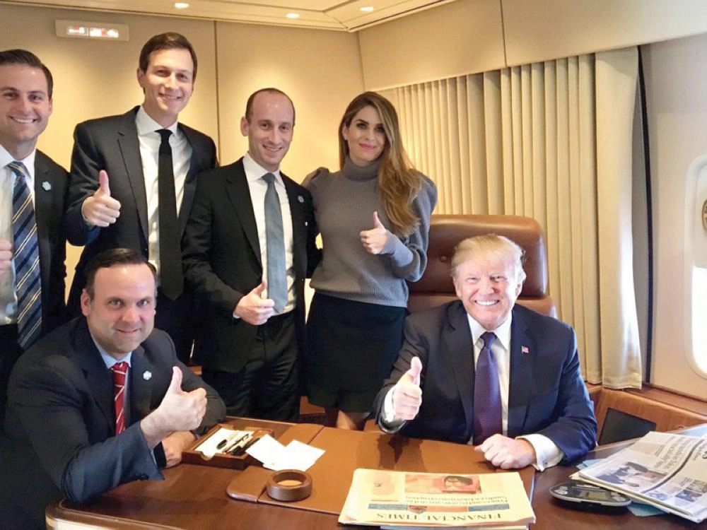 صورة ولي العهد الأمير محمد بن سلمان تتصدر الصفحة الأولى للفايننشال  تايمز على مكتب الرئيس الأمريكي دونالد ترمب في الطائرة الرئاسية (تويتر)