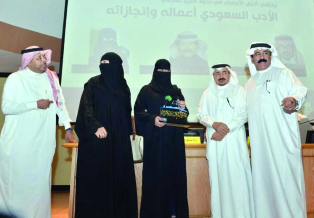 رئيس النادي يكرم هند المطيري بعد المشاركة (مكة)