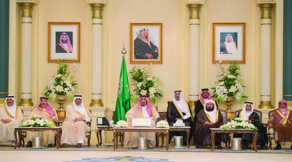 






الملك سلمان خلال حفل استقبال أهالي المدينة المنورة أمس                                                                                                 (واس)