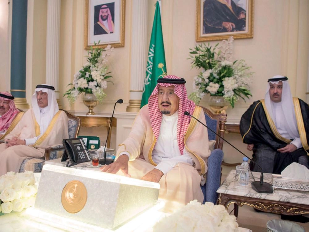 خادم الحرمين الشريفين خلال تدشينه عددا من مشاريع المدينة المنورة أمس (واس)