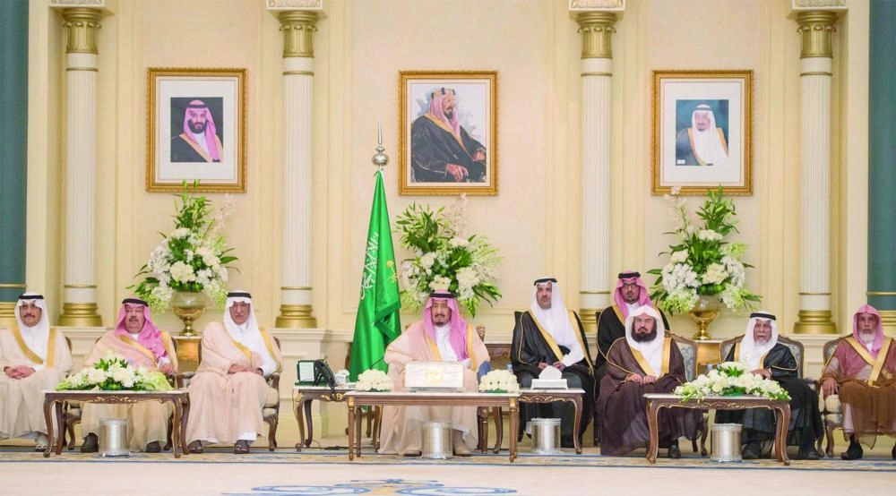 






الملك سلمان خلال حفل استقبال أهالي المدينة المنورة أمس الأول                                                                                                                                                                                                  (واس)