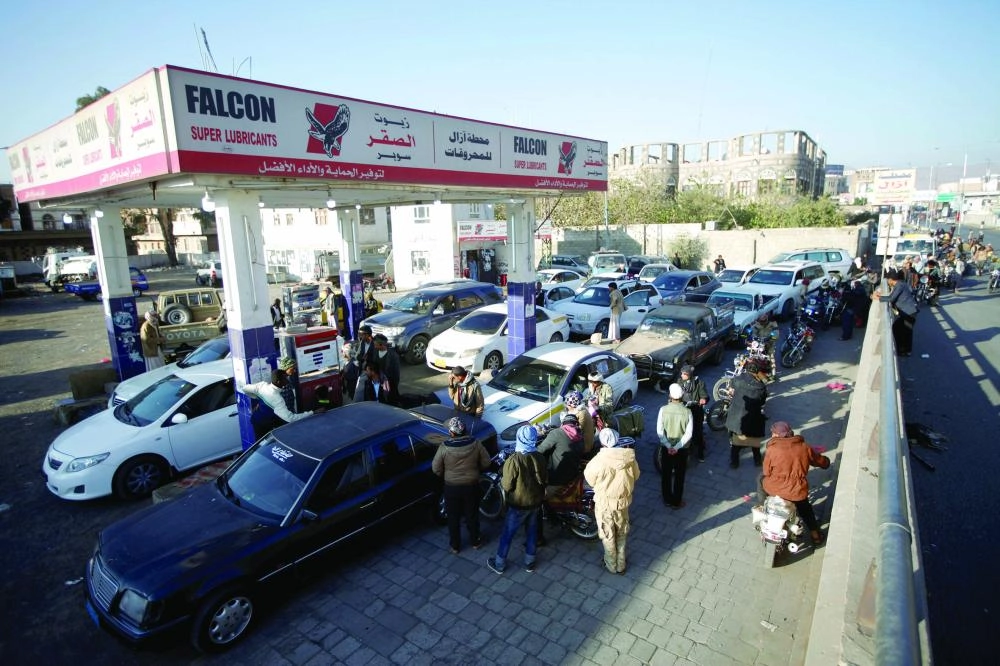 






طوابير سيارات بمحطة وقود بصنعاء للحصول على البنزين            (رويترز)
