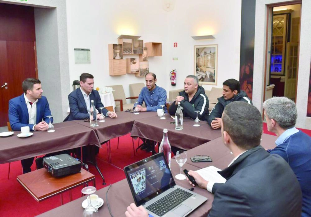 






اجتماع عادل عزت مع رابطة لا ليجا أمس بلشبونة                         (اتحاد القدم)