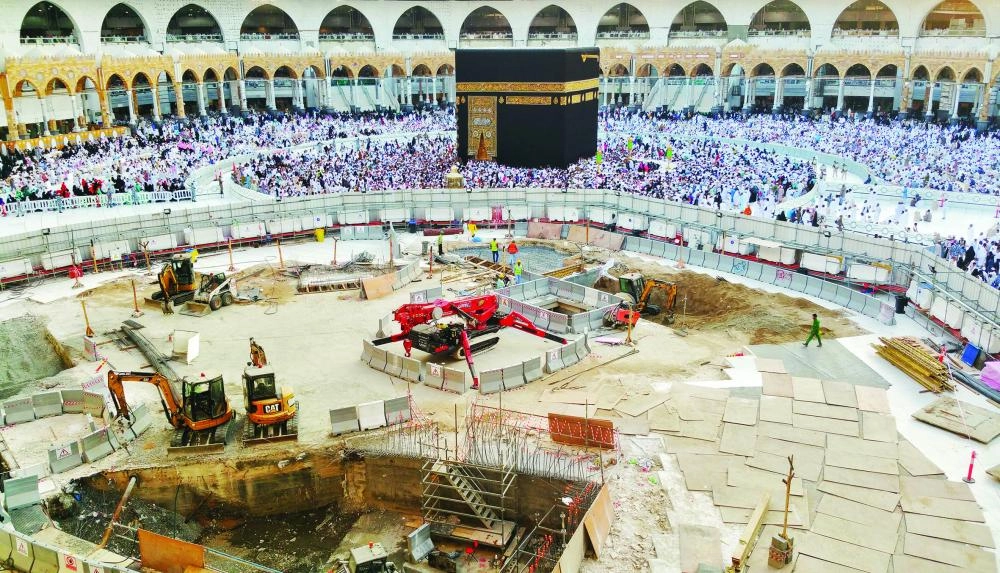 






ونش العنكبوت الأحمر يتوسط ورشة مشروع زمزم أمس                          (أنس الحارثي)