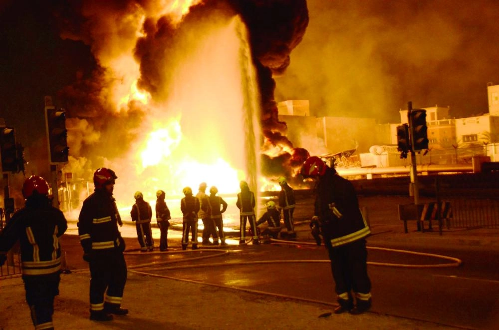 






الدفاع المدني البحريني خلال السيطرة على الحادث                             (بنا)