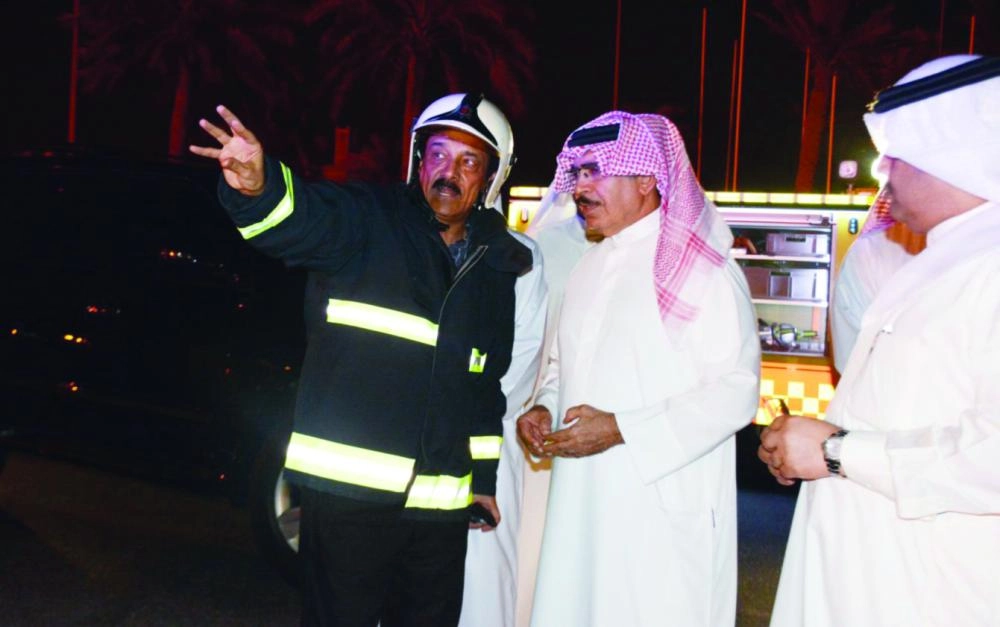 






راشد آل خليفة في موقع الحريق                                 (بنا)