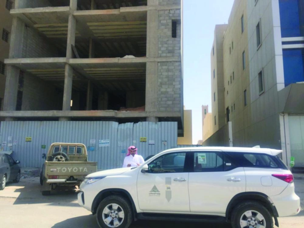 






سيارة تابعة للبرنامج أثناء الوقوف على أحد مشاريع البيع على الخارطة                                                   (مكة)