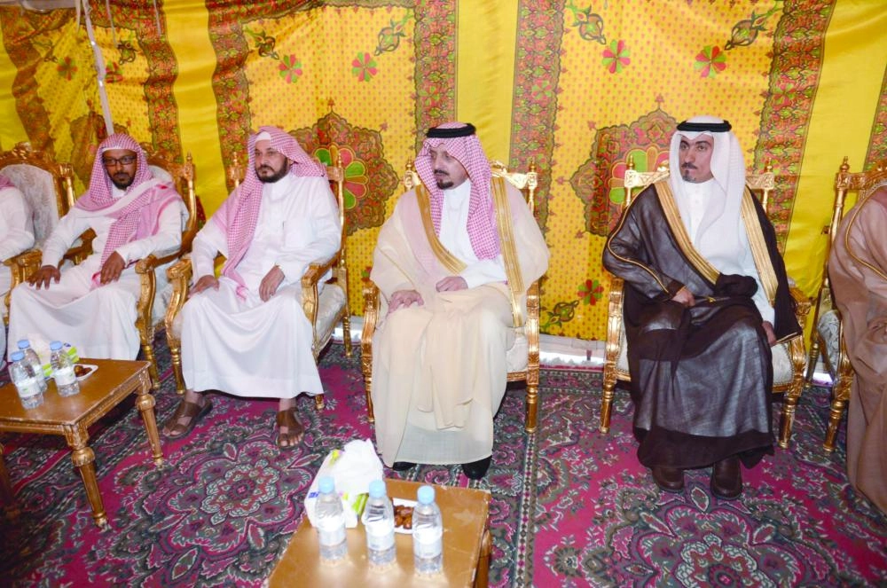 (واس) فيصل بن خالد خلال تقديمه العزاء لأسرة الحدادي