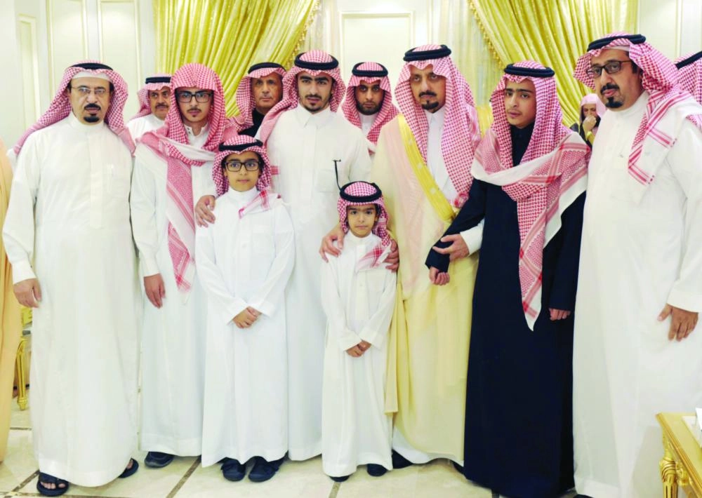 ومع أبناء الفقيد المتحمي خلال زيارته لتقديم العزاء