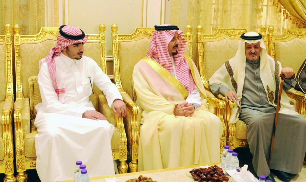 ويعزي أسرة المتحمي 