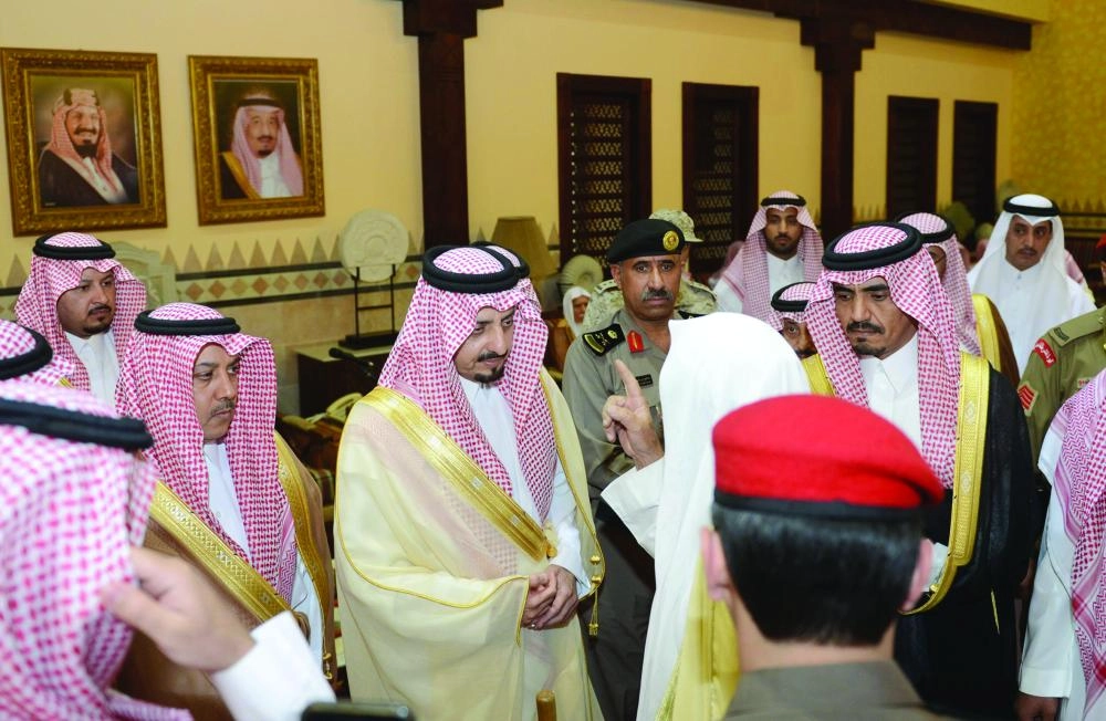 






فيصل بن خالد مستقبلا المعزين في شهداء منطقة عسير                           (واس)