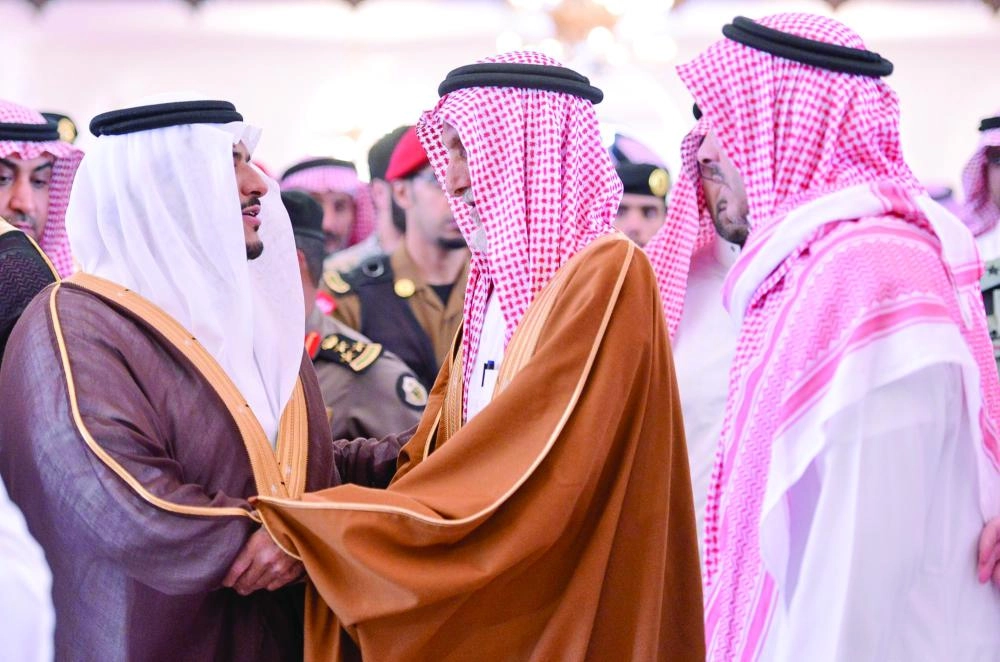 محمد بن عبدالرحمن معزيا أسرة الشهيد سعد الكثيري اليوم (واس)