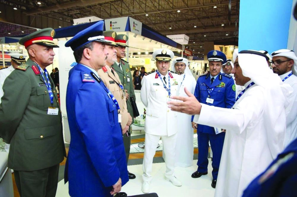 العايش خلال زيارته معرض دبي                     (واس)