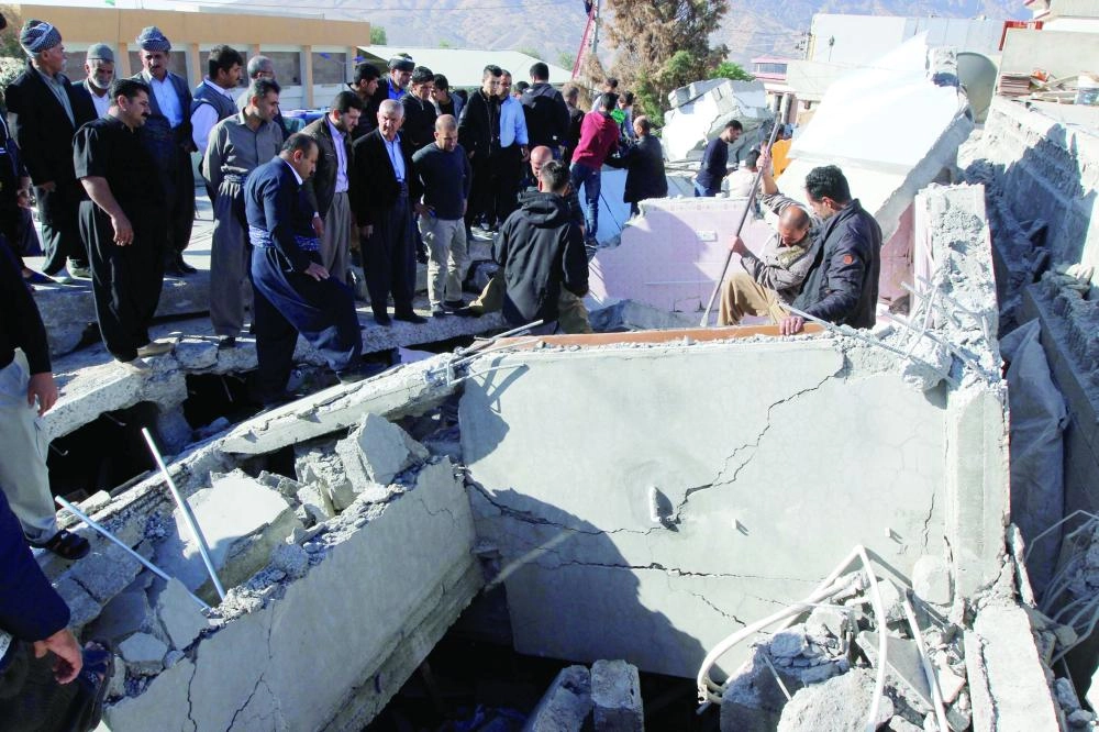 






أكراد يبحثون عن أحياء تحت أنقاض منزل إثر الزلزال بالسليمانية                       (رويترز)