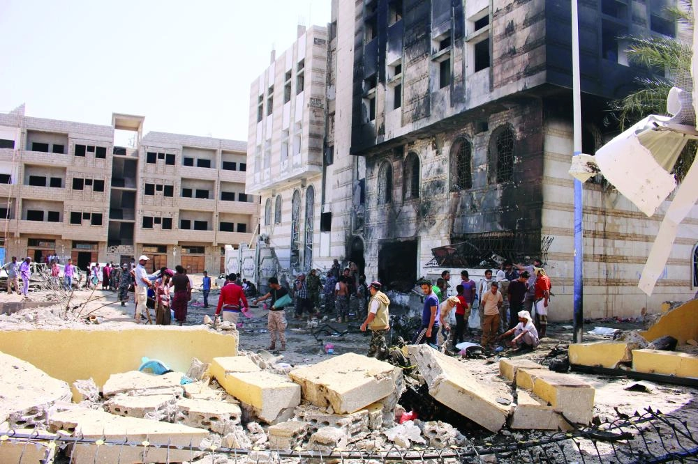 






يمنيون في موقع التفجير في عدن فيما يتفقد آخر أضرارا لحقت بالمسجد                                                                                   (رويترز)