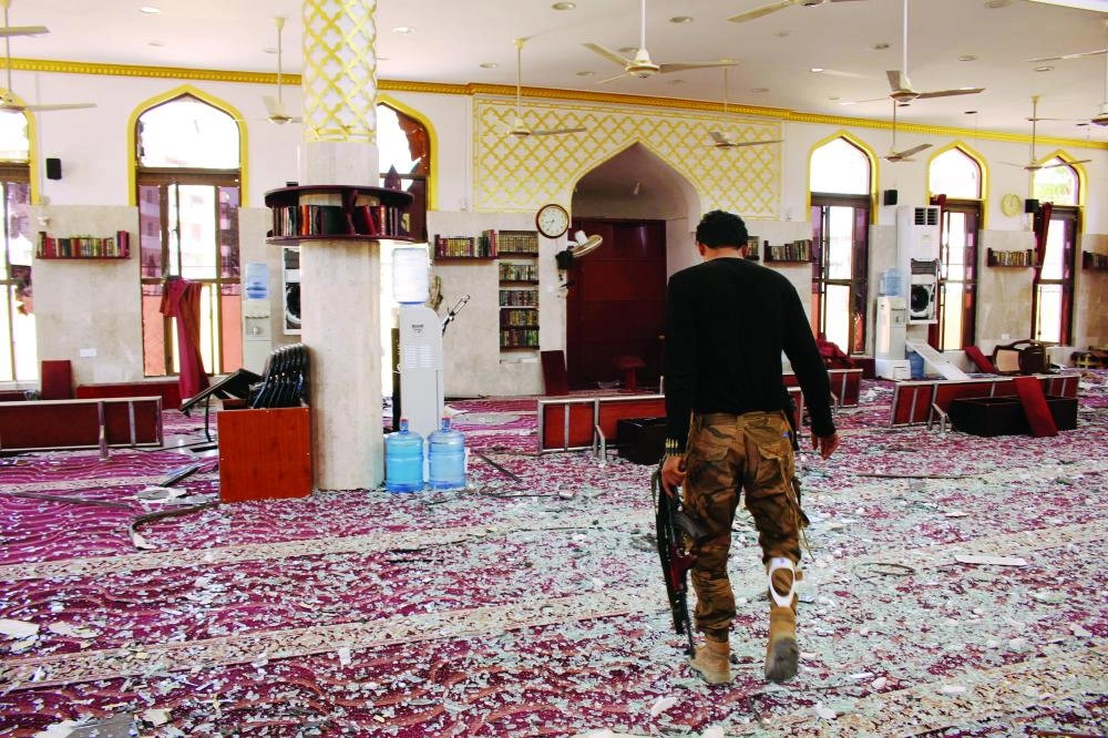 يمني يفحص آثار الدمار في مسجد إثر تفجير سيارة في عدن (رويترز)