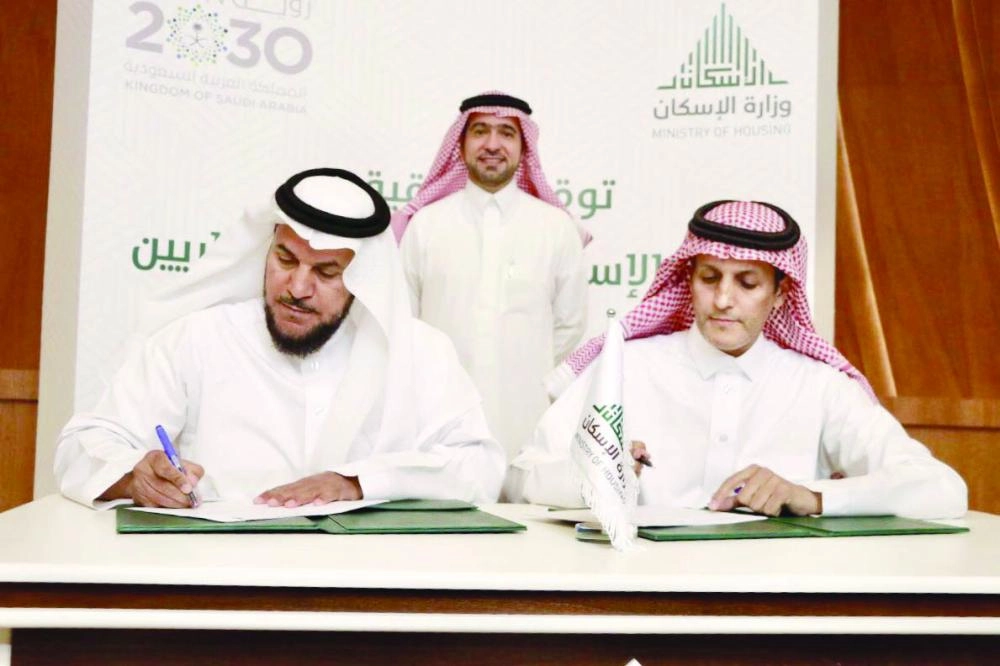 






وزير الإسكان أثناء حضور توقيع أحد الاتفاقات                                             (تويتر)