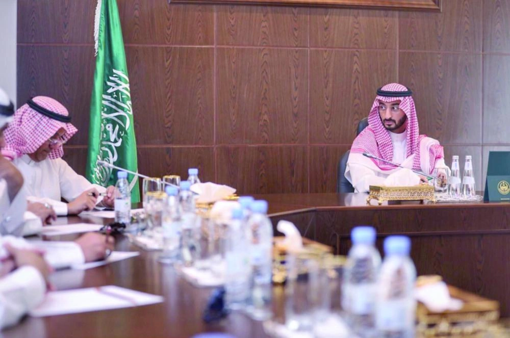 عبدالله بن بندر خلال الاجتماع                                             (واس)