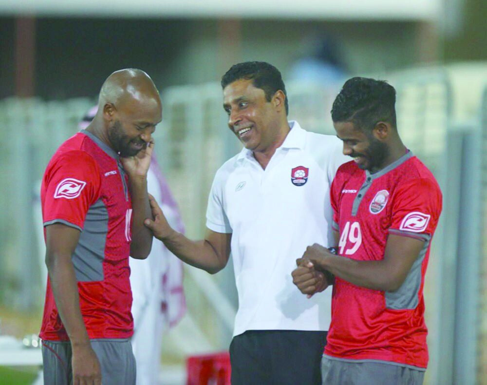 إداري الفريق يتحدث مع اللاعبين السوادي وشيكا بالا في التدريبات (إعلامي الرائد)