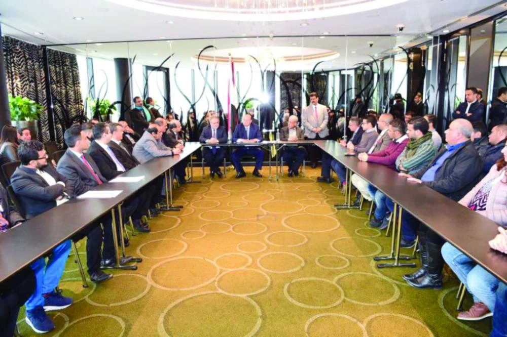 






الرئيس هادي مستقبلا طلابا وأعضاء بالسلك الدبلوماسي والعسكري بدوسلدورف الألمانية   (سبأ نت)