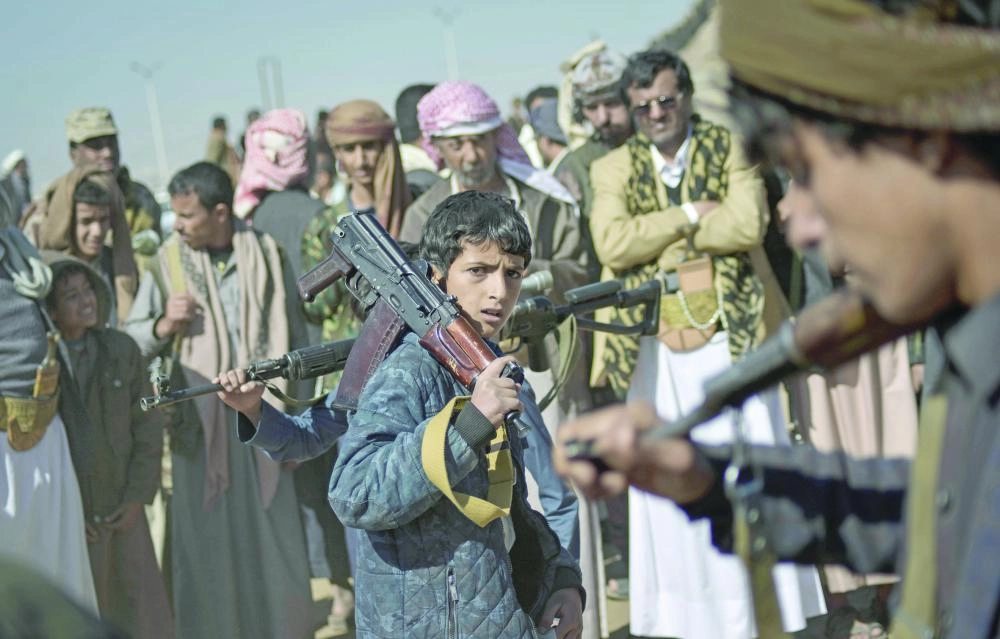 






طفل مسلح يتقدم صفوف ميليشيات الحوثي التي لجأت لتجنيد الأطفال بعد خسائرها في جبهات القتال                                                           (د ب أ)