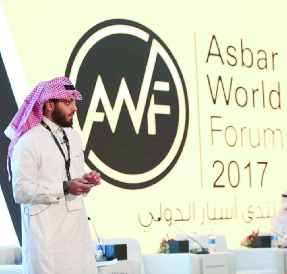 






ابن معمر أثناء حديثه بالمنتدى                               (مكة)